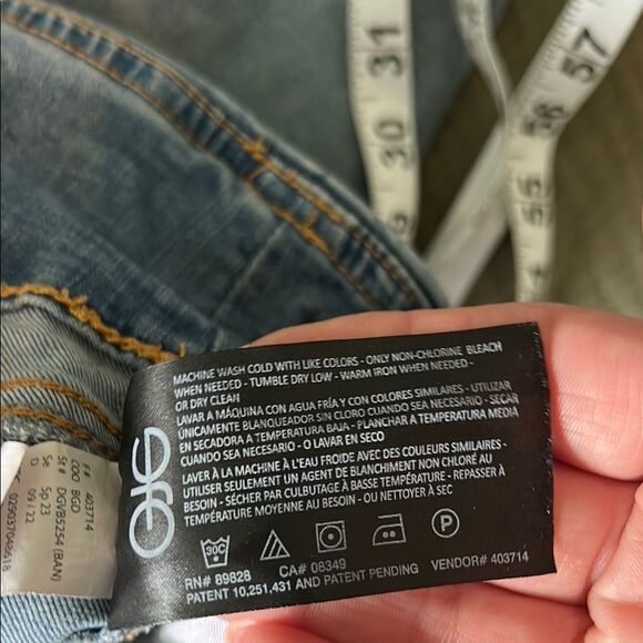 Gloria Vanderbilt Amanda All Around Slimming Effect Blue Denim Capri Pants - Picture 8 of 8